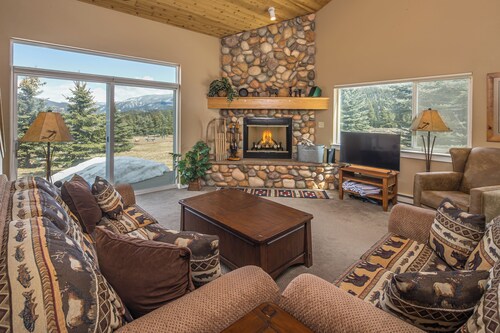 Townhome with private hot tub, river rock wood fireplace near Town Center