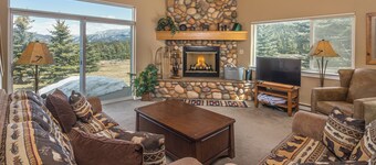 Townhome with private hot tub, river rock wood fireplace near Town Center