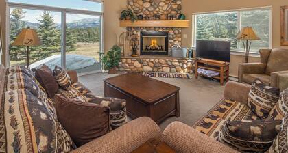 Townhome with private hot tub, river rock wood fireplace near Town Center