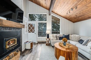 Een smart-tv en een open haard