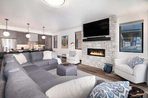 Smart TV, chimenea, videojuegos