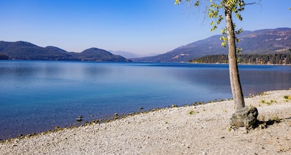 Community Private Beach, Communal Hot Tub, Near Whitefish Lake!