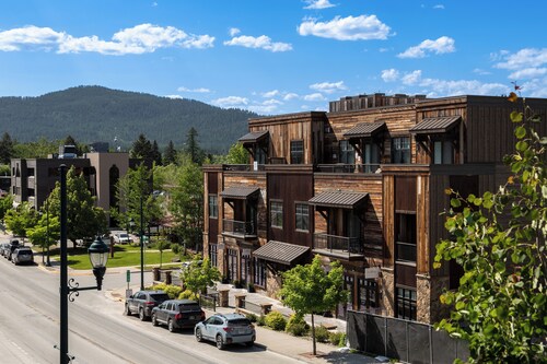 Located in Downtown Whitefish,Walk to Dining and Shops- Nearby Lake and Ski!