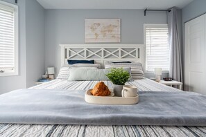 1 chambre, bureau, fer et planche à repasser, lit parapluie