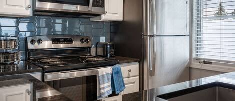 Réfrigérateur, micro-ondes, four, plaque de cuisson