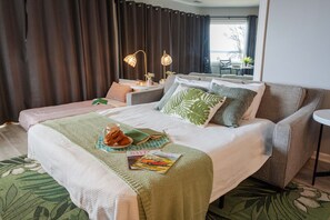 1 soverom, skrivebord, strykejern/-brett og reiseseng for barn