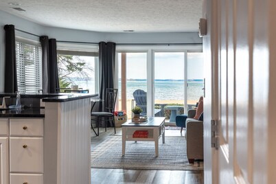 Beachfront Serenity 101|Direct Beach Access |Near Downtown + Tart Trail