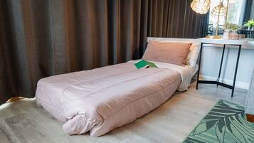 1 chambre, bureau, fer et planche à repasser, lit parapluie