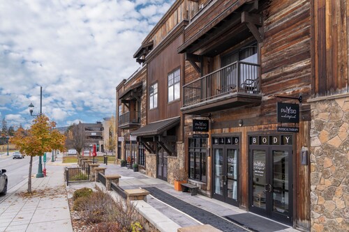 Loft in heart of Downtown- Walk to City Beach, Dining & Shops! Modern Loft