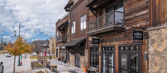 Loft in heart of Downtown- Walk to City Beach, Dining & Shops! Modern Loft