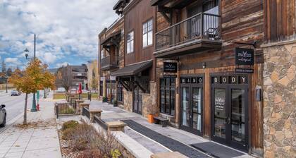 Loft in heart of Downtown- Walk to City Beach, Dining & Shops! Modern Loft