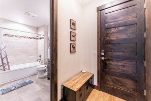 Hair dryer, towels - Loft in heart of Downtown- Walk to City Beach, Dining & Shops! Modern Loft (Whitefish)