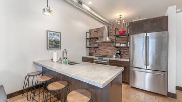 Refrigerador, microondas, horno y parrilla de estufa