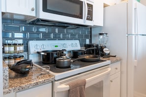 冷蔵庫、電子レンジ、オーブン、コンロ