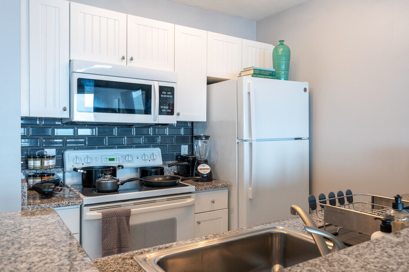 Réfrigérateur, micro-ondes, four, plaque de cuisson