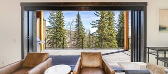 Ski In/Ski Out, Pool Table + Hot Tub & VIEWS!