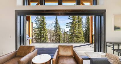 Ski In/Ski Out, Pool Table + Hot Tub & VIEWS!