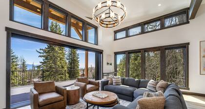 Ski In/Ski Out, Pool Table + Hot Tub & VIEWS!