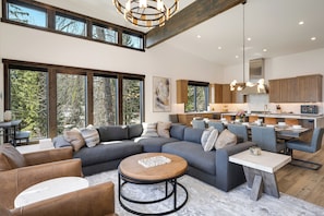 Smart TV - Ski In/Ski Out, Pool Table + Hot Tub & VIEWS! (Whitefish)