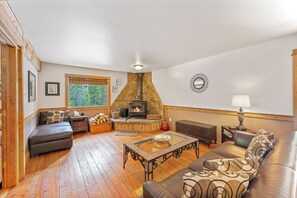 TV, peis, fotballspill og bøker