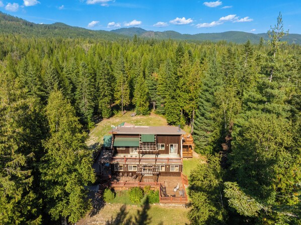 Exterior - Nestled on A 20-Acre Woodland with Six-Cage Disc Golf Course! (Whitefish)