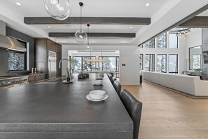 冷蔵庫、電子レンジ、オーブン、コンロ