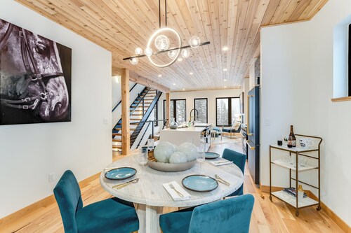 Brand New Luxury Townhouse + Ski in/out & Views!