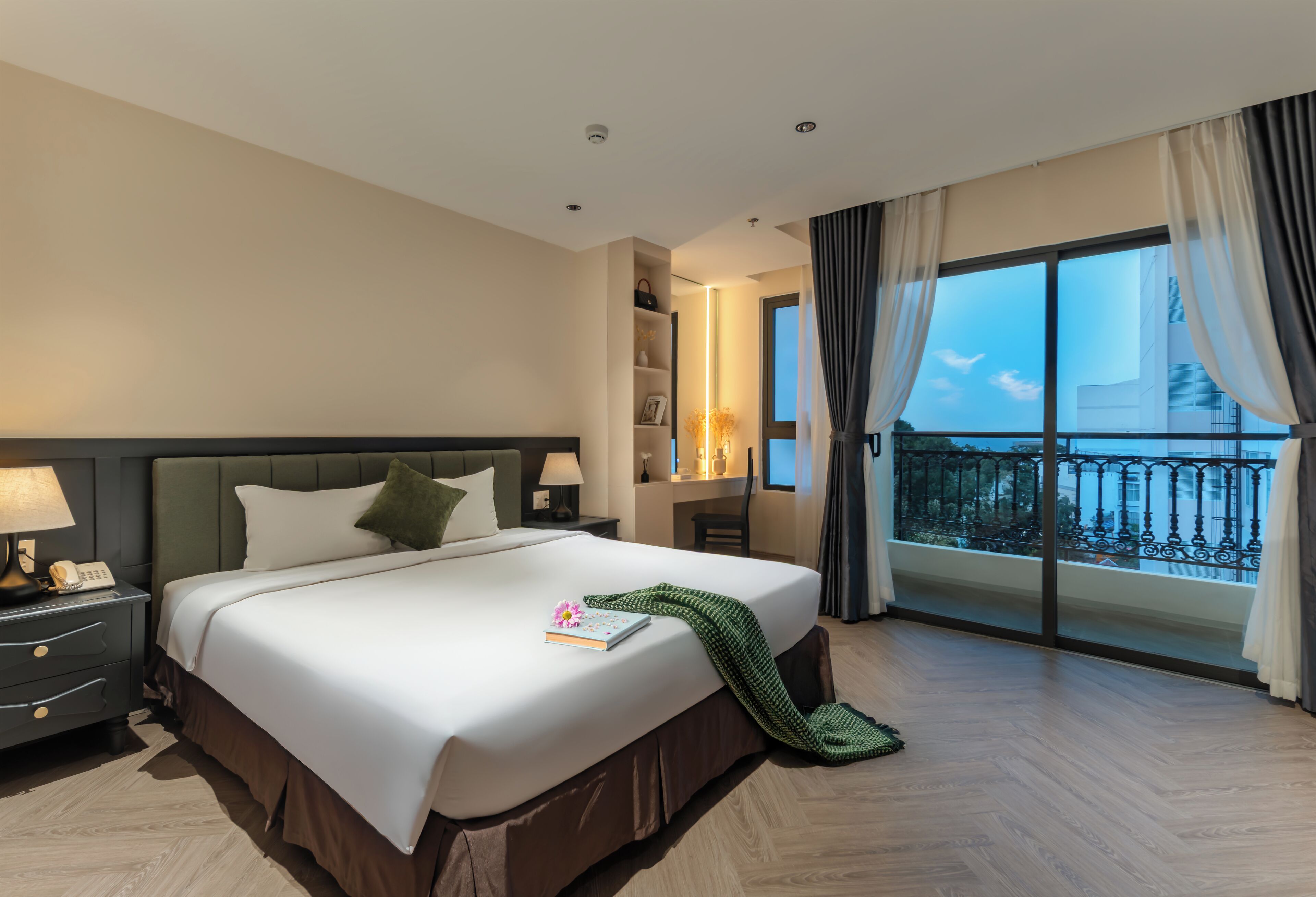 豪華三人房 | 客房內保險箱、書桌、筆電工作空間、隔音