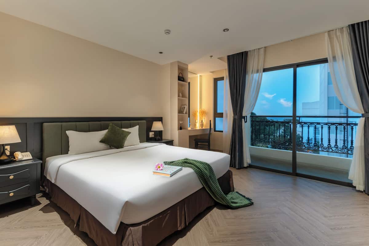 豪華三人房 | 客房內保險箱、書桌、筆電工作空間、隔音