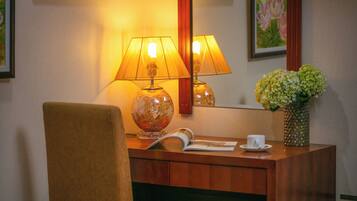 Kahden hengen superior-huone (yksi tai kaksi sänkyä) | Tallelokero huoneessa, työpöytä