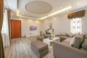 Suite familiar, balcón | Caja de seguridad en la habitación y escritorio