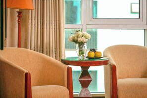 Chambre exécutive double ou avec lits jumeaux, vue sur la ville | Coffre-fort, bureau, espace de travail pour ordinateurs portables