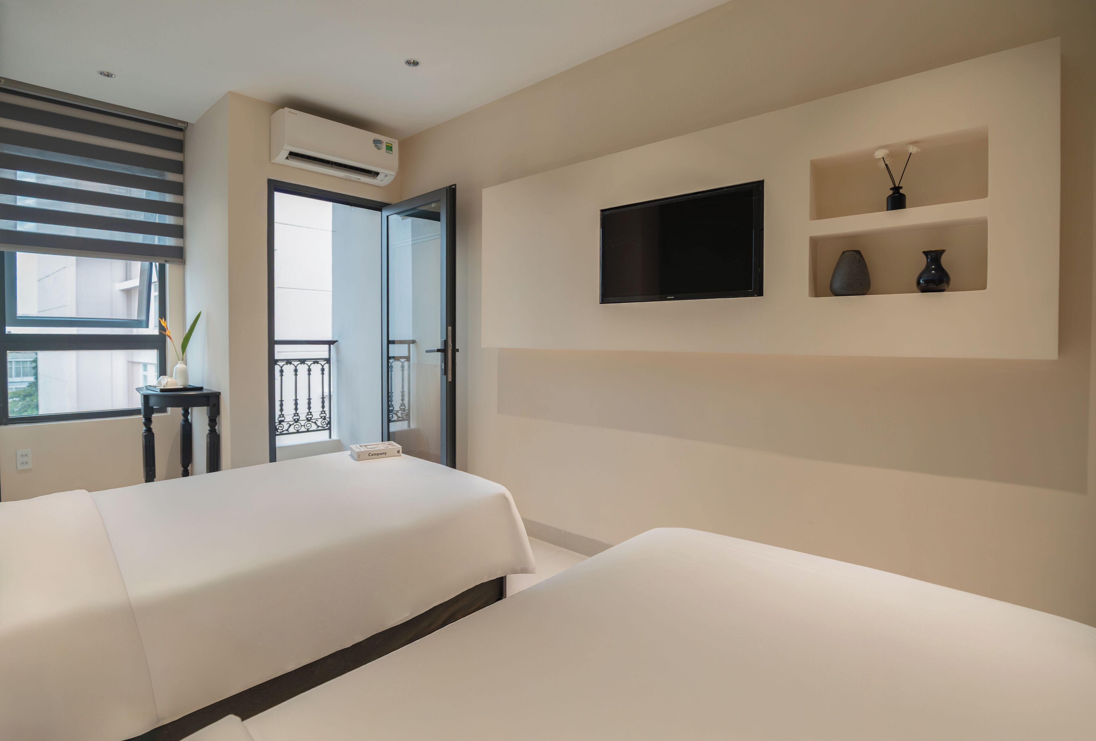 高級三人房 | 客房內保險箱、書桌、筆電工作空間、隔音