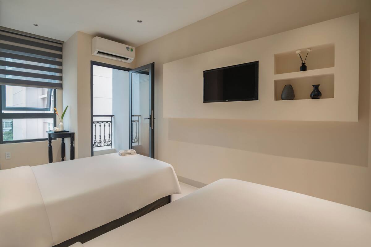 高級三人房 | 客房內保險箱、書桌、筆電工作空間、隔音