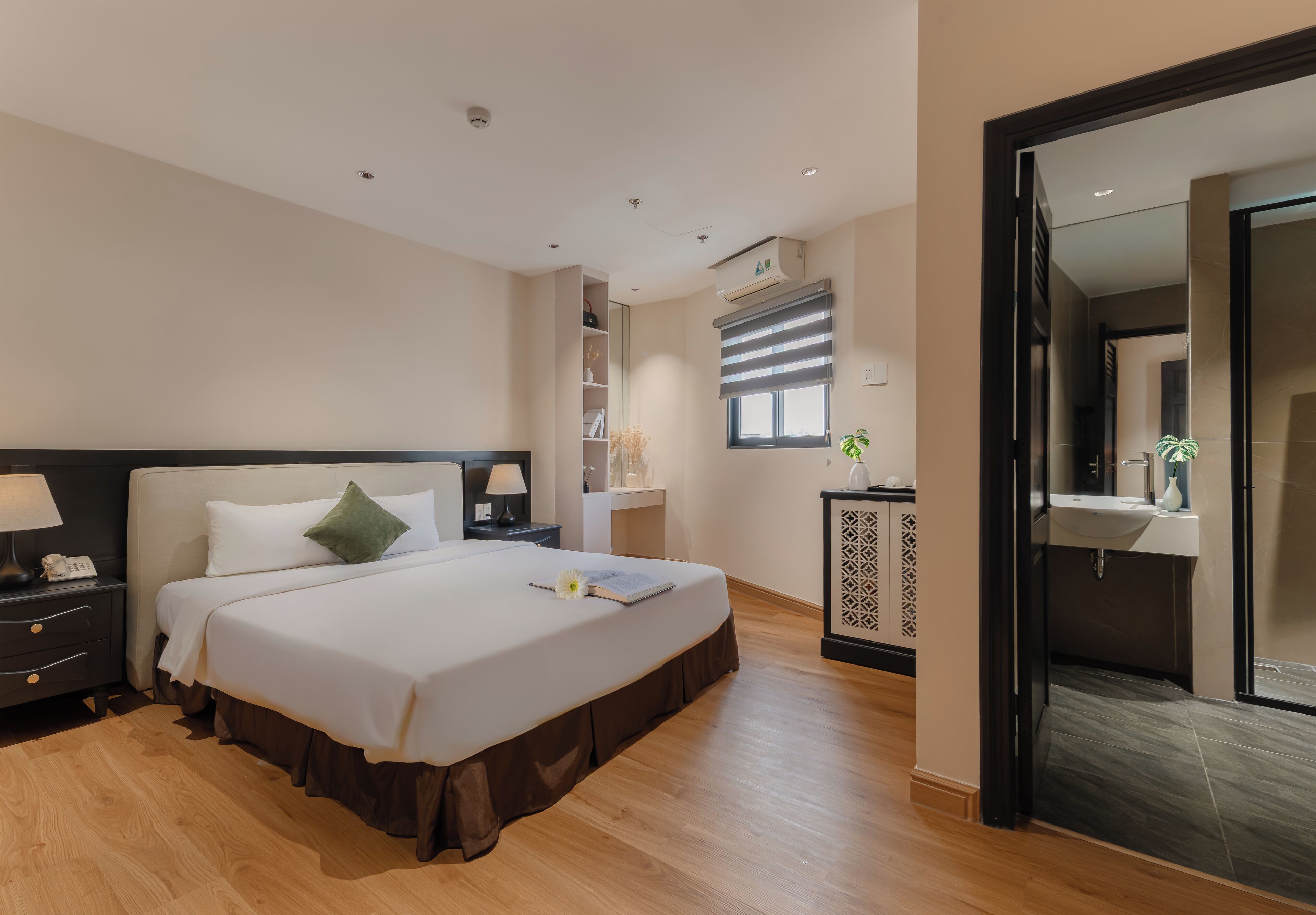 豪華雙人或雙床房 | 客房內保險箱、書桌、筆電工作空間、隔音