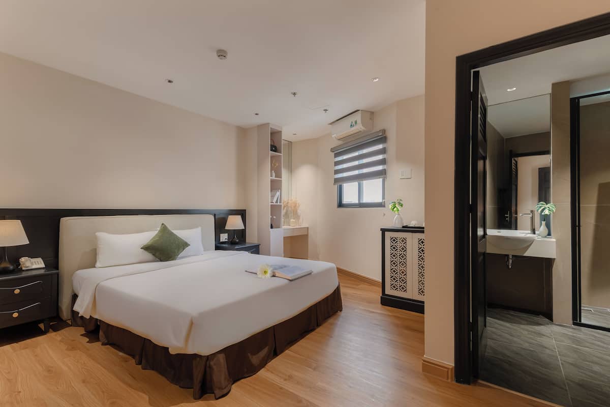 豪華雙人或雙床房 | 客房內保險箱、書桌、筆電工作空間、隔音