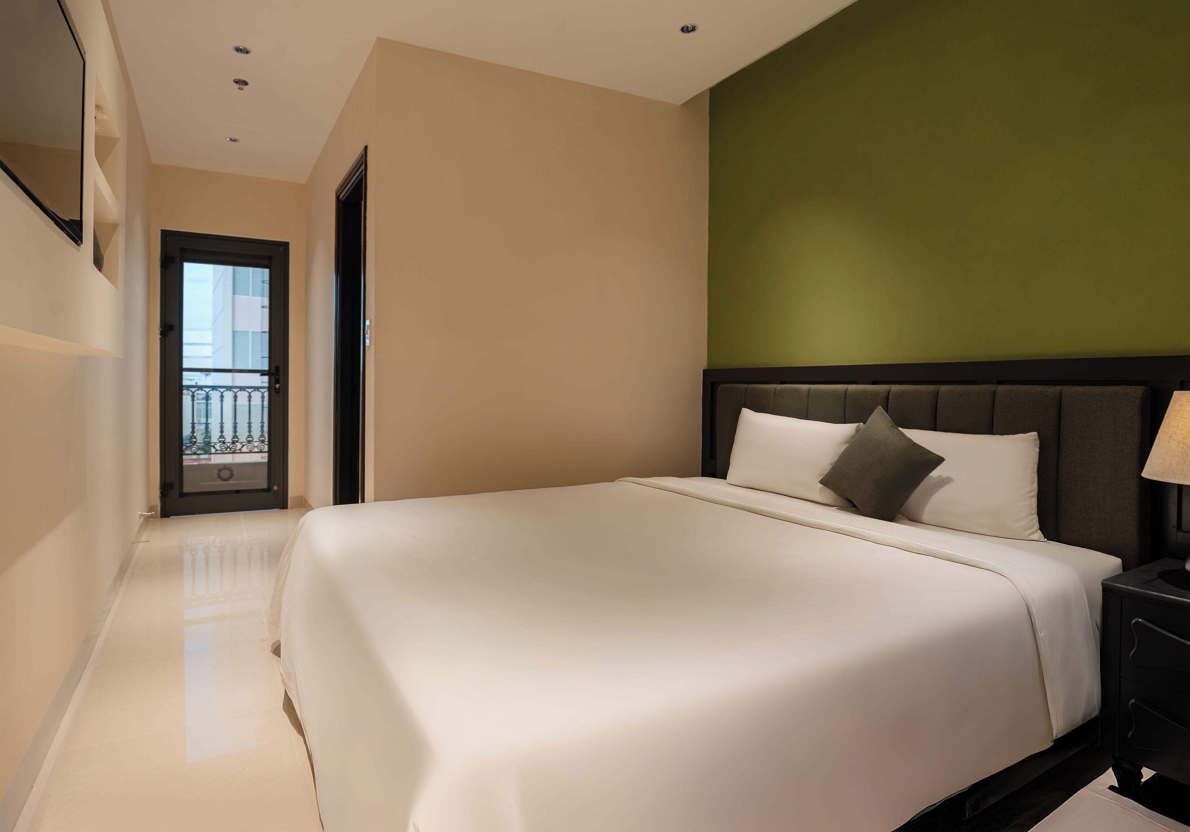 高級雙人或雙床房 | 客房內保險箱、書桌、筆電工作空間、隔音