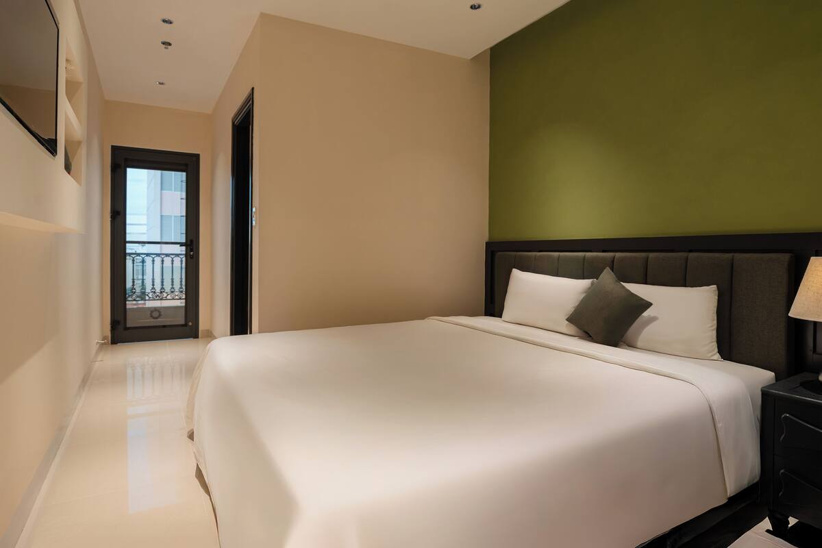 高級雙人或雙床房 | 客房內保險箱、書桌、筆電工作空間、隔音