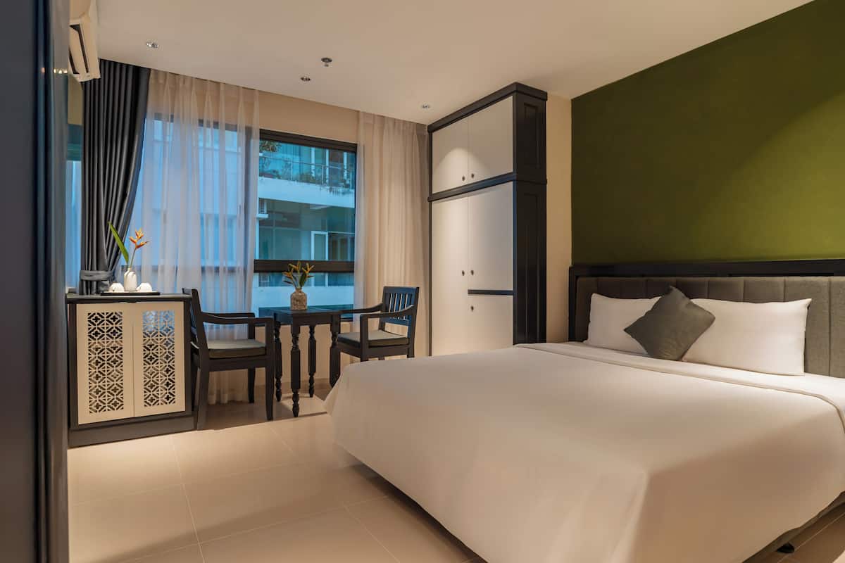 客房內保險箱、書桌、筆電工作空間、隔音