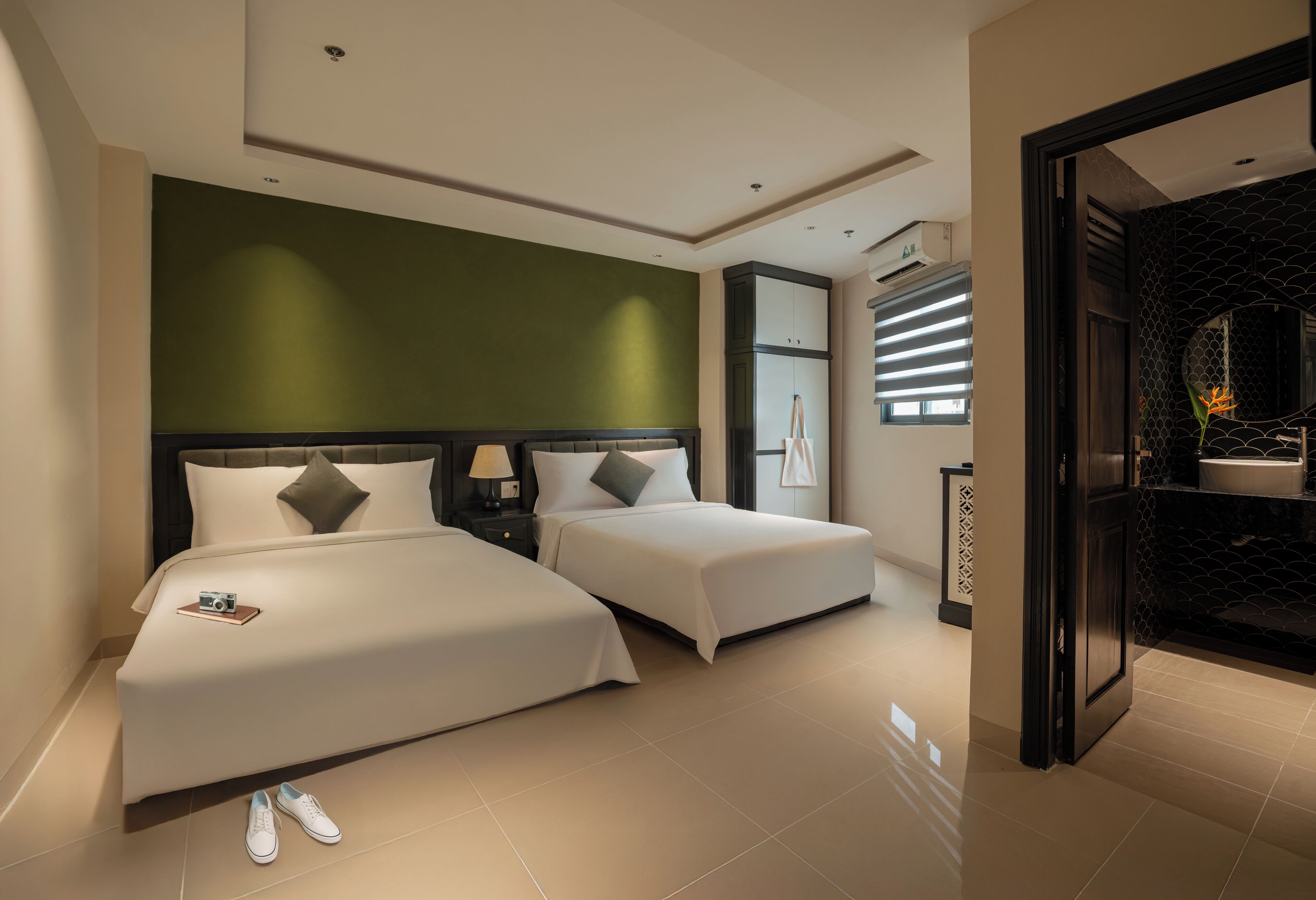 家庭客房 | 客房內保險箱、書桌、筆電工作空間、隔音