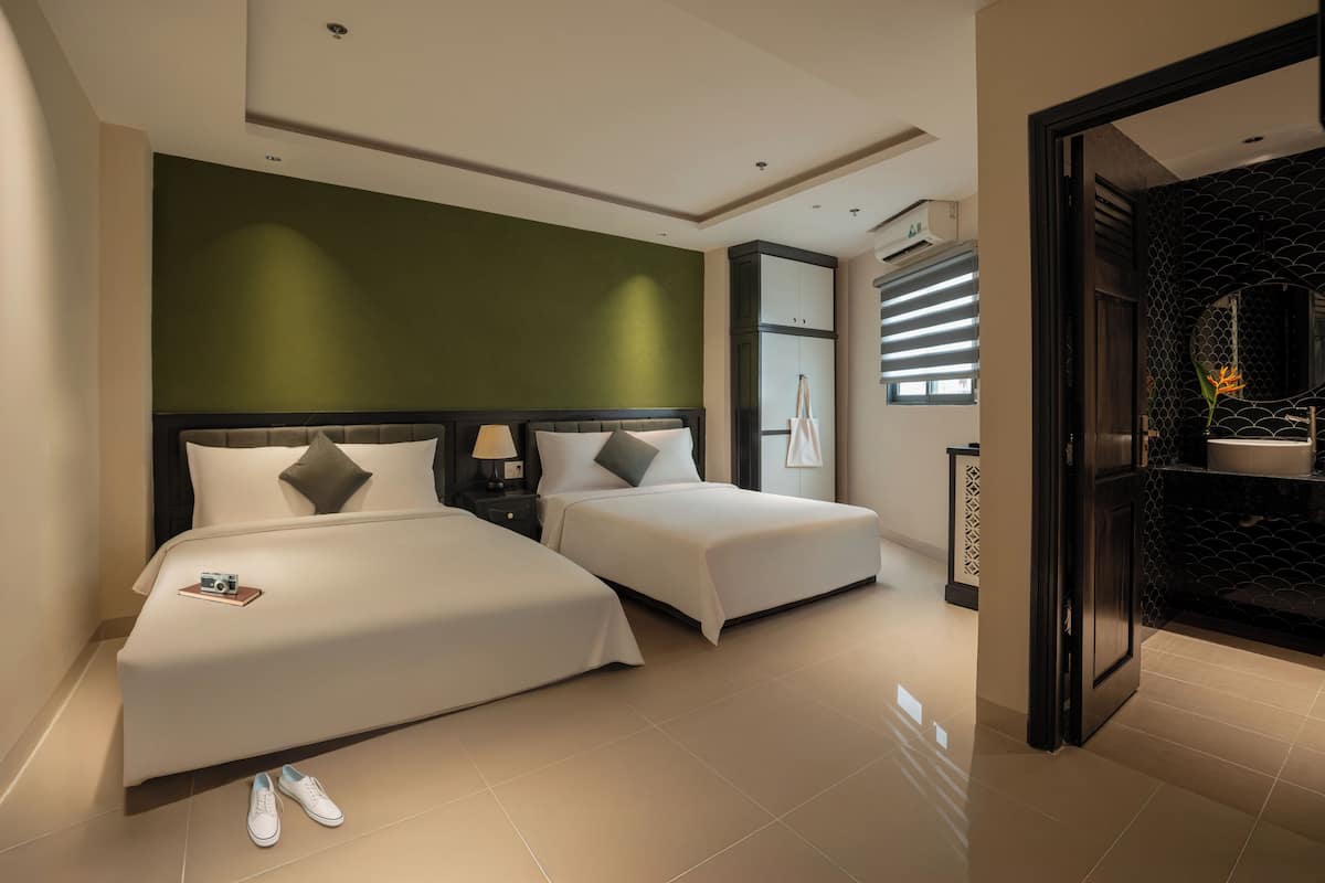 家庭客房 | 客房內保險箱、書桌、筆電工作空間、隔音