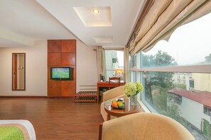 Suite estudio ejecutiva, balcón | Caja de seguridad en la habitación y escritorio