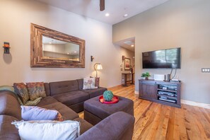 Smart TV, fireplace, books - Cozy Townhome in Sierra Meadows- Truckee Escape (Truckee)