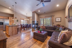 Smart TV, fireplace, books - Cozy Townhome in Sierra Meadows- Truckee Escape (Truckee)