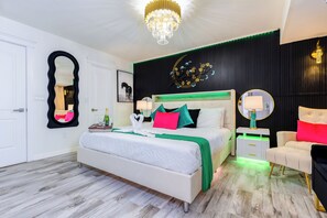 3 habitaciones, escritorio y tabla de planchar con plancha 
