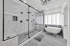 Een douche, handdoeken