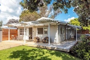 Exterior - Miami one one - Ultimate 3 Bedroom - Walk to Beach, Village and 2 Vineyards (Waiheke Island)