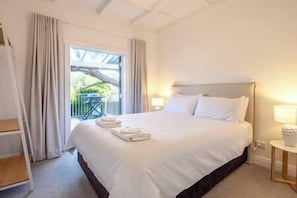 1 bedroom - Miami one one - Ultimate 3 Bedroom - Walk to Beach, Village and 2 Vineyards (Waiheke Island)