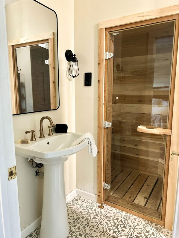 Bathroom - Great Water Inn (Bayfield)