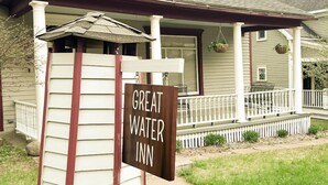 Un bâtiment sur lequel on peut lire l’inscription « Great Water Inn » sur une enseigne.